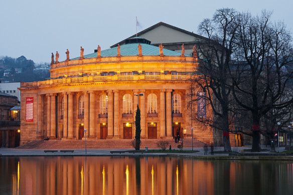 Staatstheater-at-night-landscape (c) Mike Heneghan, Quelle: https:/​/​www.flickr.com/​photos/​93525450@N02/​8606111555